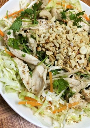 Hình của món Gỏi gà rau mùi trộn bắp cải.