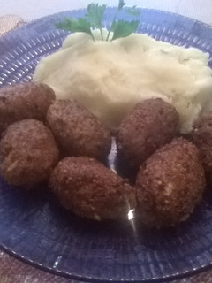 Una foto de Quipes con puré de papas