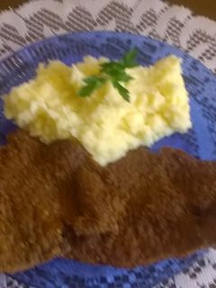 Una foto de Milanesas con puré de papas 
