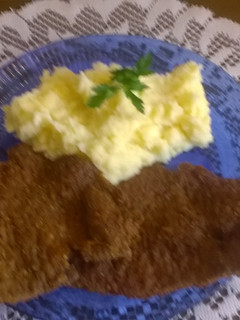 Una foto de Milanesas con puré de papas