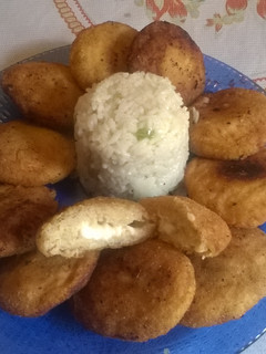 Una foto de Bombitas de polenta y queso fresco