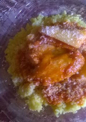 Una foto de Arroz amarillo con estofado de pollo