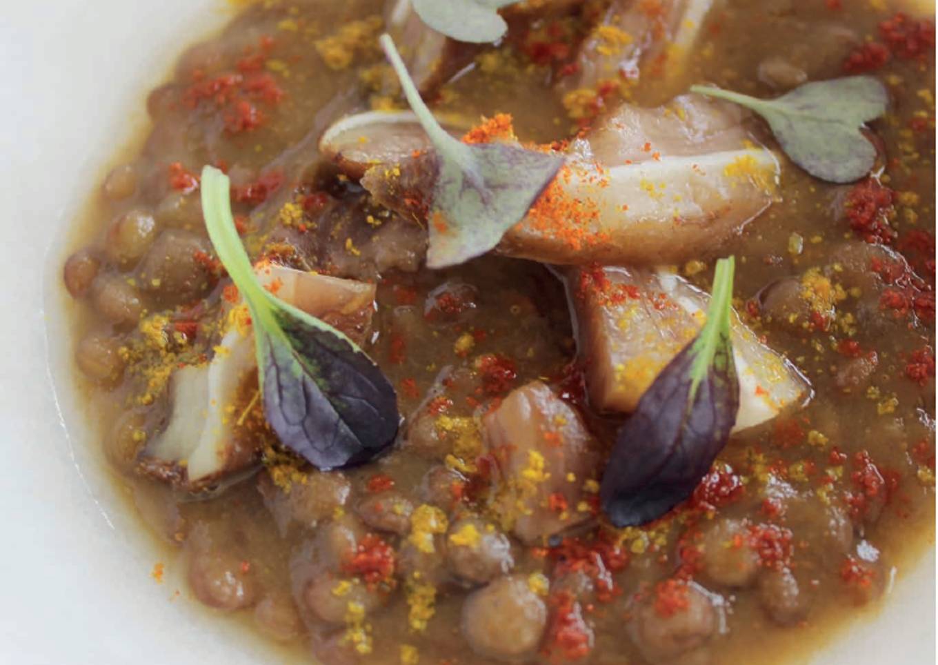 Lentejas con oreja de cerdo y curry