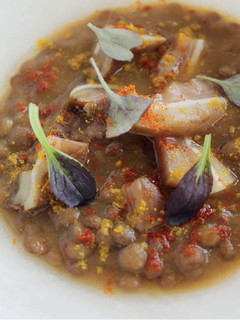 Una foto de Lentejas con oreja de cerdo y curry