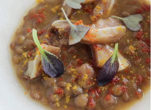 Una foto de Lentejas con oreja de cerdo y curry
