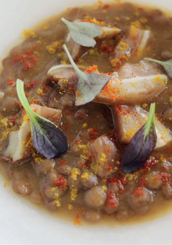 Una foto de Lentejas con oreja de cerdo y curry