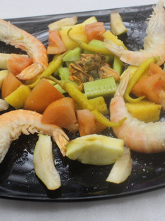 Una foto de Ensalada de gambas y mejillones con fruta