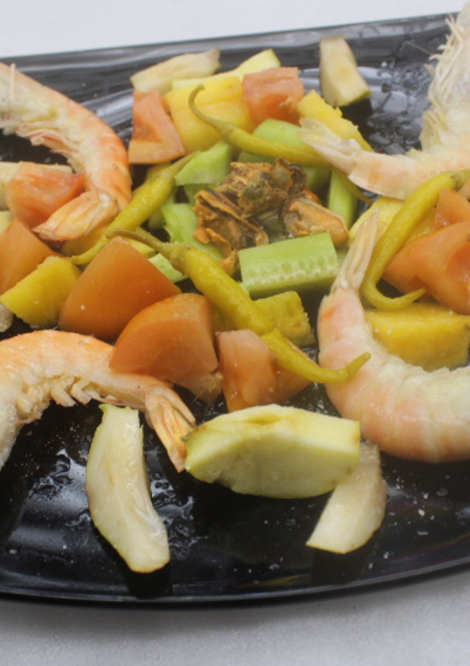 Una foto de Ensalada de gambas y mejillones con fruta