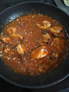 Una foto de Calamares con pisto