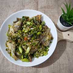 A picture of Asin goreng bumbu cabai hijau.
