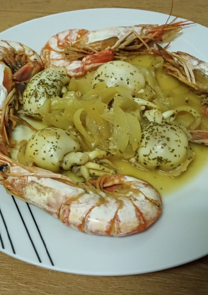 Una foto de ✅🗣📢 Sepias y gambas con vino blanco 🐙🦐