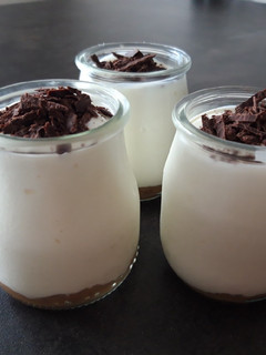 Una foto de Vasitos de yogur griego con crema de limón