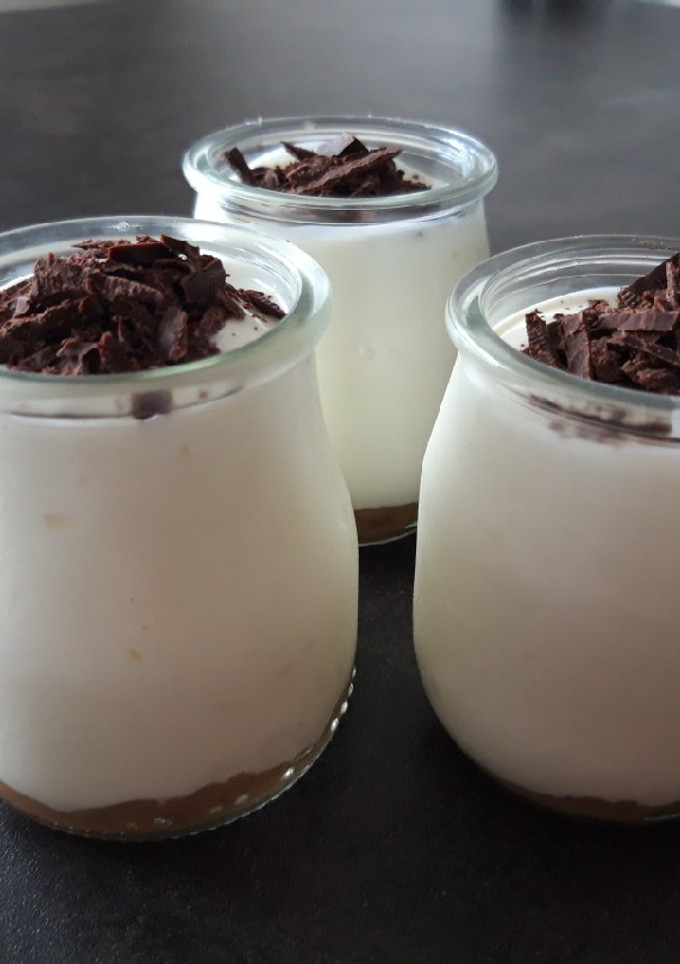 Una foto de Vasitos de yogur griego con crema de limón