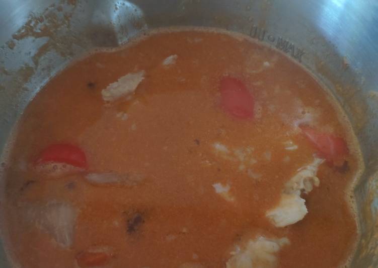 Caldo de pescado para paella o sopa en mambo