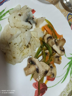 Una foto de Bacalao con verduras al papillote