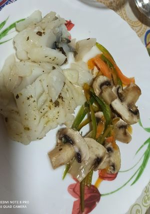 Una foto de Bacalao con verduras al papillote