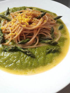 Foto di Spaghetti integrali con asparagi e bottarga di tuorlo marinato