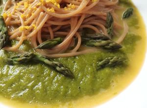 Foto di Spaghetti integrali con asparagi e bottarga di tuorlo marinato