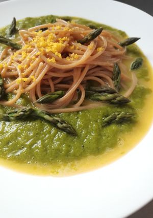 Foto di Spaghetti integrali con asparagi e bottarga di tuorlo marinato