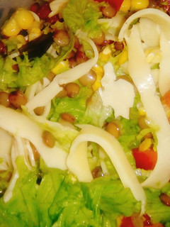 Una foto de Ensalada fresca, rica y muy saludable 👌💜