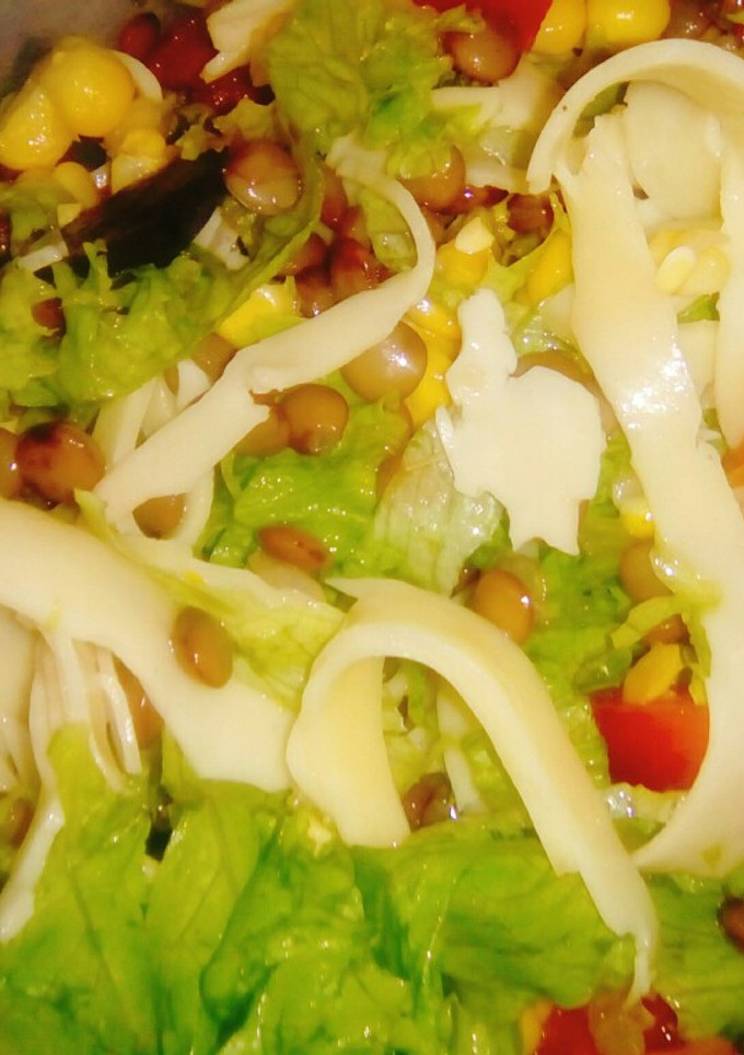 Una foto de Ensalada fresca, rica y muy saludable 👌💜