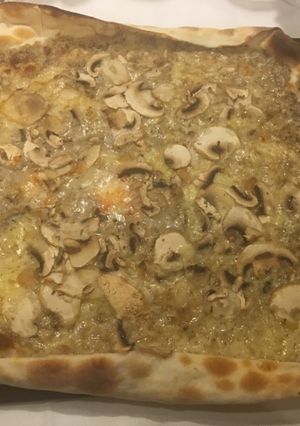 Una foto de Pizza de tartufi e funghi y quesos variados😋