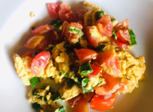 Una foto de Huevos revueltos 🍅🌱