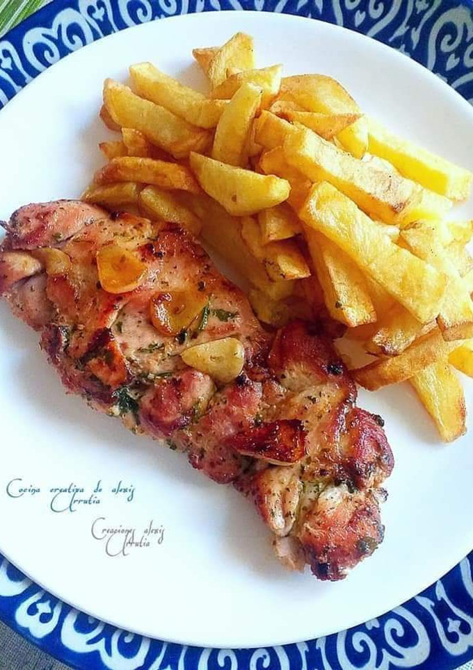 Una foto de Churrasco de pollo con doble macerado y extra de ajos