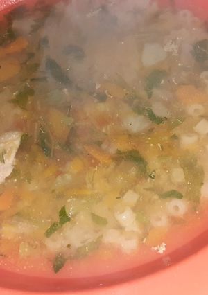 Una foto de Sopa de pollo y verduras