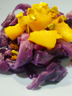 Una foto de Ensalada tibia de lombarda con manzana caramelizada y pistachos