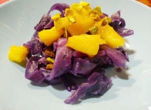 Foto principal de Ensalada tibia de lombarda con manzana caramelizada y pistachos