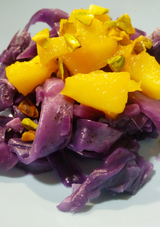 Una foto de Ensalada tibia de lombarda con manzana caramelizada y pistachos