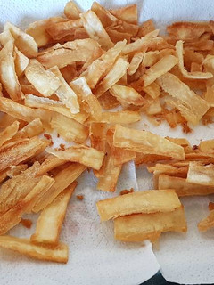 A picture of Cassava Crisps infused with Garlic.