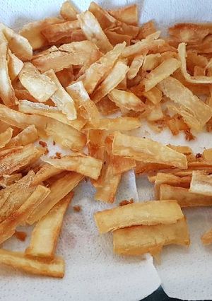 A picture of Cassava Crisps infused with Garlic.