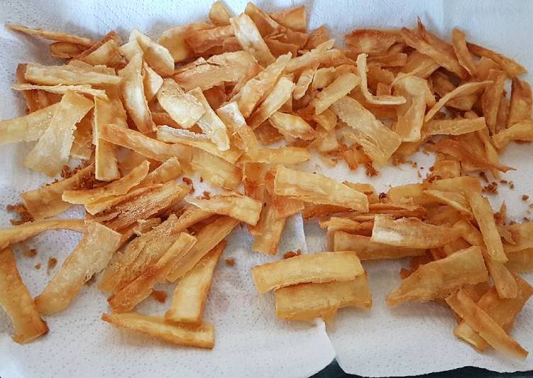Cassava Crisps infused with Garlic