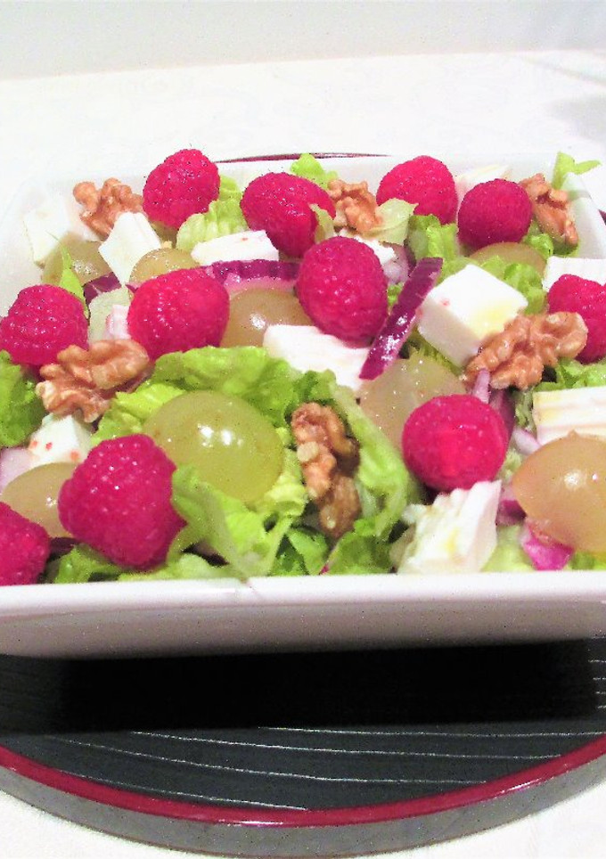 Una foto de Ensalada frutal con queso Burgo de Arias 0% grasa para mantener la linea