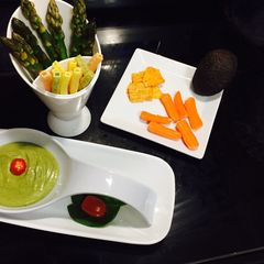 A picture of Guacomole dip.