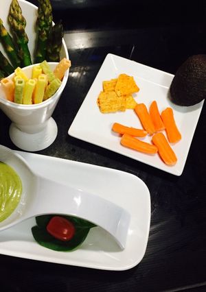 A picture of Guacomole dip.
