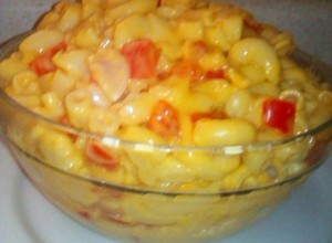 Una foto de Sopa codito, queso para nachos y chile morrón rojo