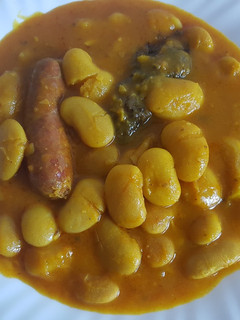 Una foto de Potaje de alubias con chorizo y morcilla de la abuela