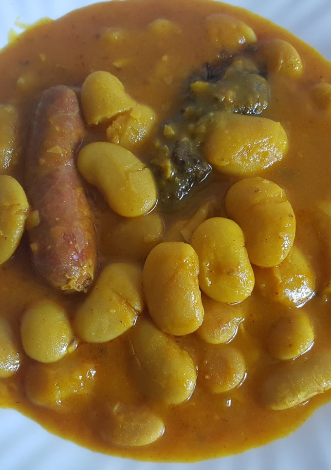 Una foto de Potaje de alubias con chorizo y morcilla de la abuela