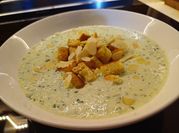 Una foto di yogurt greco cetriolo