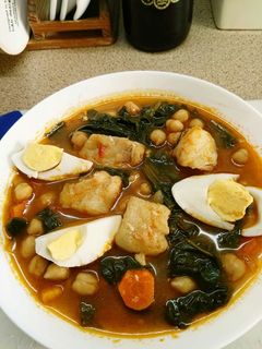 Una foto de Garbanzos con espinacas y bacalao