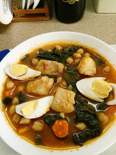 Una foto de Garbanzos con espinacas y bacalao