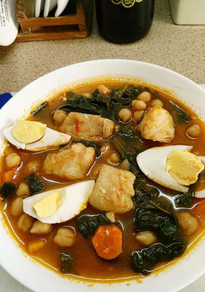 Una foto de Garbanzos con espinacas y bacalao