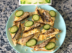 Фото Бутерброды со шпротами, яйцом и огурцами.