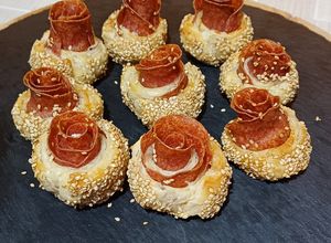 Foto di Rose di sfoglia al salame