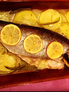 Una foto de Corvina al horno con patatas panaderas