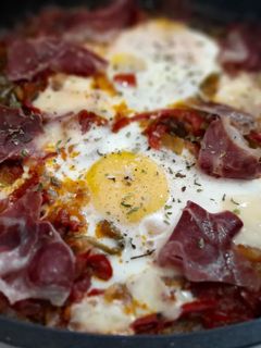 Una foto de Huevos al plato con jamón
