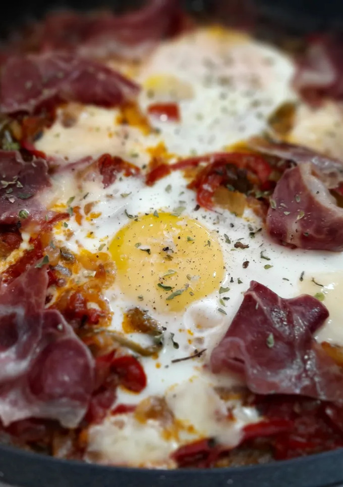 Una foto de Huevos al plato con jamón